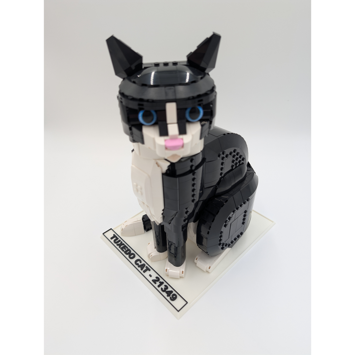 Display Stand for LEGO® Tuxedo Cat (21349)