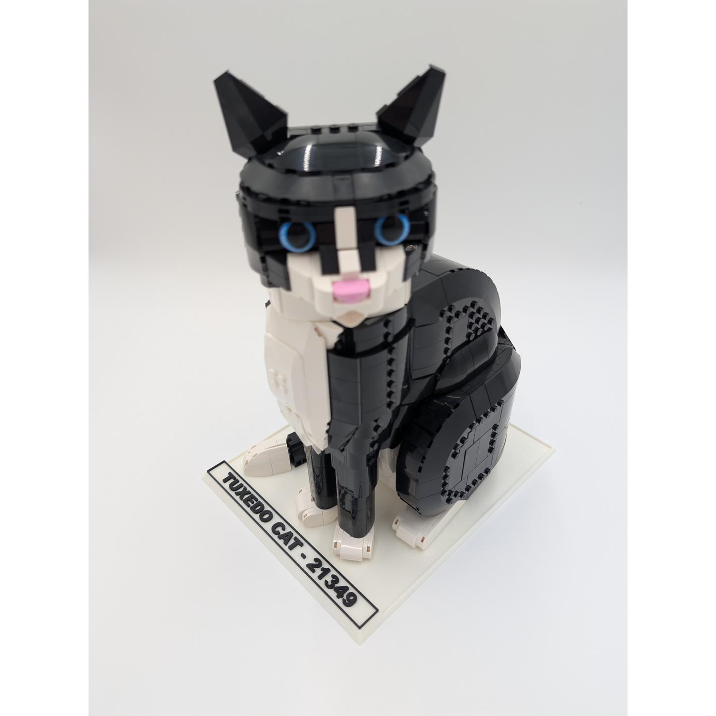 Display Stand for LEGO® Tuxedo Cat (21349)